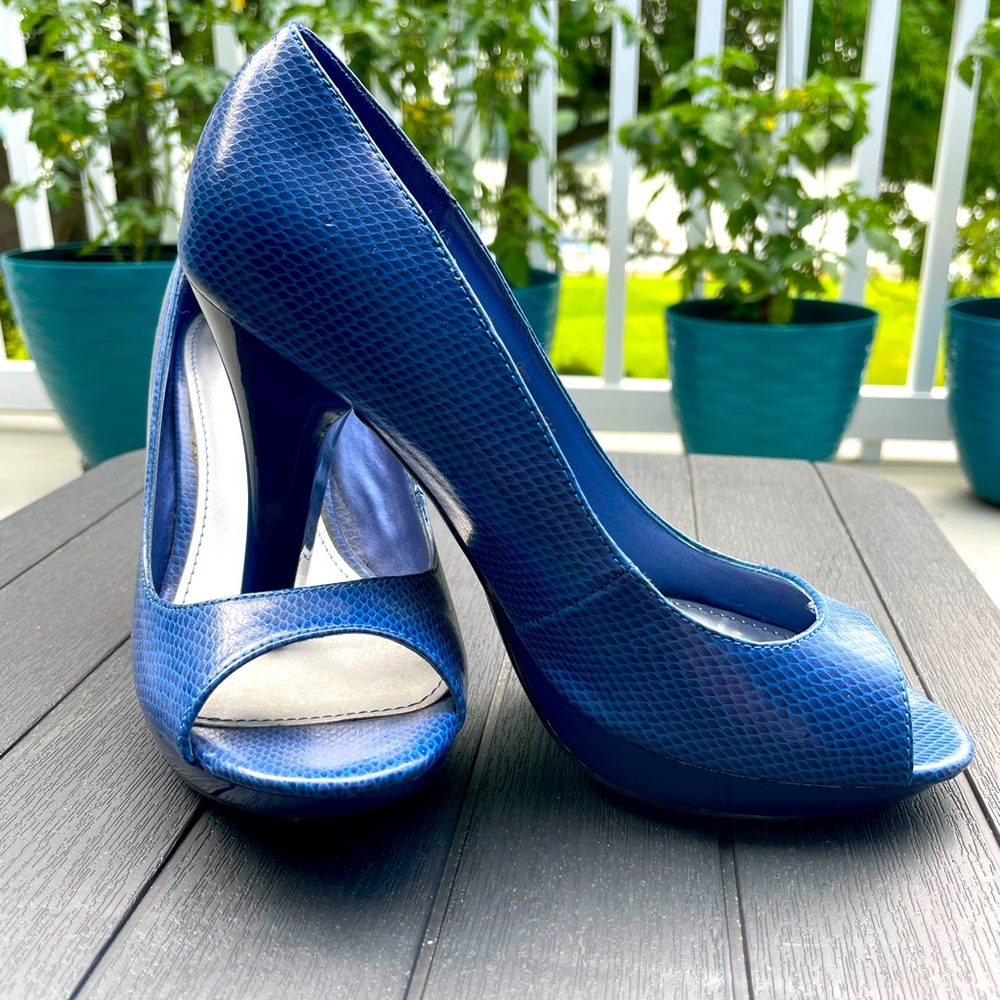 Royal blue, snake-print, peep-toe pumps!